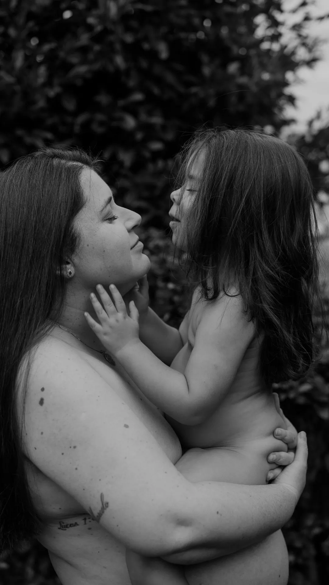 Pais com os filhos no colo